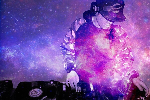 DJ der mit Sternenhintergrund verschmolzen ist