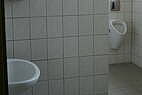 Sporthalle mit Wasserklosett