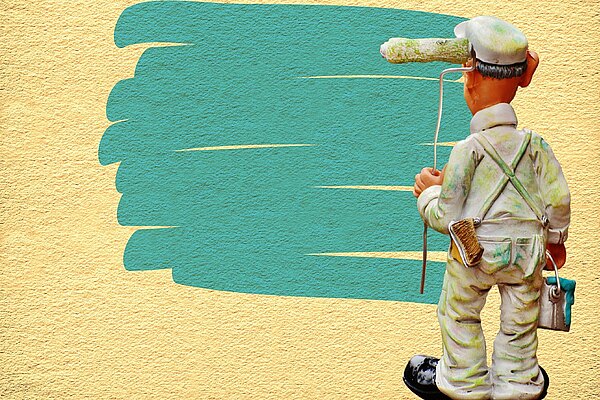 Mann der gelbe Wand grün streicht